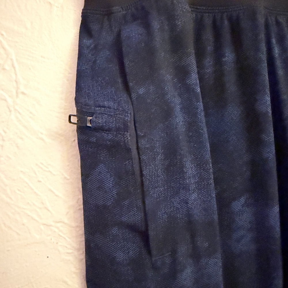 Lululemon Athletica Men's Shorts - Picture 7 of 10